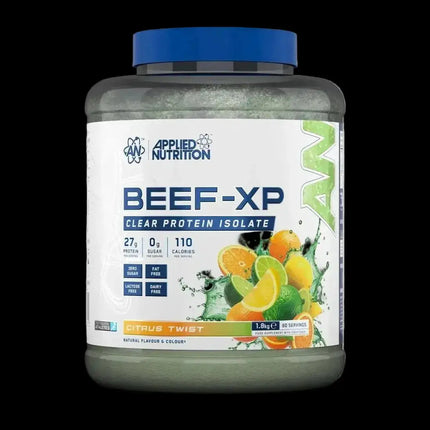 Un contenant plastique transparent avec un couvercle bleu contient bœuf-xp isolat protéiné protéine claire 1800g goût twist agrumes