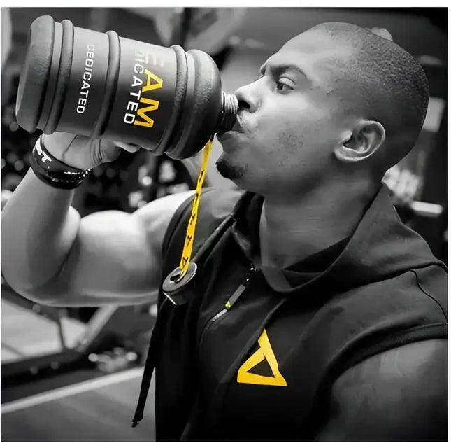 Athlète musculation buvant dans la Dedicated Waterjug – gourde sport 2,2 L Team Dedicated
