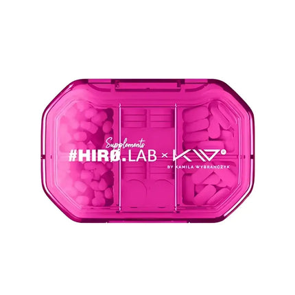 Boîte à pilules Hiro.Lab x Kamila Wybranczyk, design rose transparent, compartiments de rangement pour suppléments et vitamines