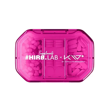 Boîte à pilules Hiro.Lab x Kamila Wybranczyk, design rose transparent, compartiments de rangement pour suppléments et vitamines